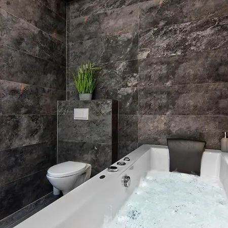 Bialy Z Jacuzzi