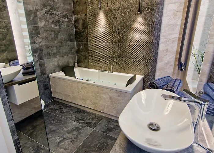 Bialy Z Jacuzzi Apartment