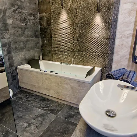 Bialy Z Jacuzzi Apartmán